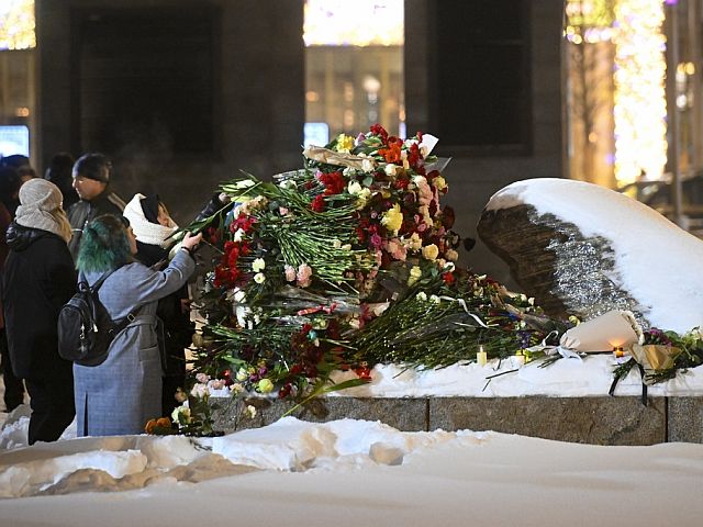 Мемориал в память о Навальном у Соловецкого камня в Москве. Фоторепортаж