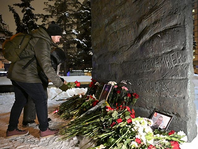 Мемориал в память о Навальном у Соловецкого камня в Москве. Фоторепортаж