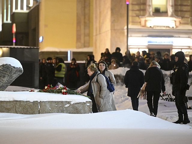 Мемориал в память о Навальном у Соловецкого камня в Москве. Фоторепортаж