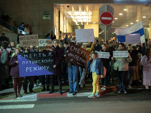 "Убийцы и палачи". Акция в память о Навальном около посольства РФ в Тель-Авиве. Фоторепортаж