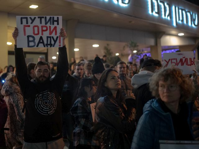 "Убийцы и палачи". Акция в память о Навальном около посольства РФ в Тель-Авиве. Фоторепортаж