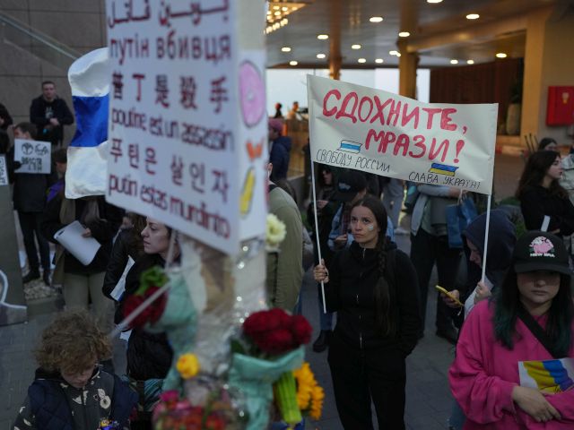 Вторая годовщина вторжения в Украину: акция протеста около посольства РФ в Тель-Авиве. Фоторепортаж
