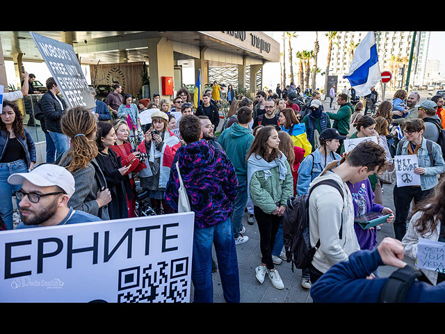 Вторая годовщина вторжения в Украину: акция протеста около посольства РФ в Тель-Авиве. Фоторепортаж