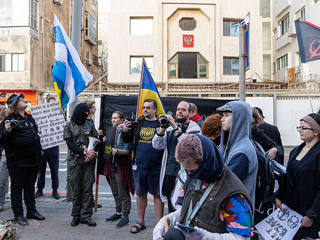 Вторая годовщина вторжения в Украину: акция протеста около посольства РФ в Тель-Авиве. Фоторепортаж