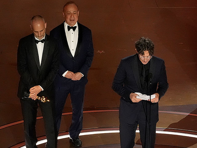 Джонатан Глейзер (справа) не согласовал свое выступление на "Оскаре" с продюсером Леном Блаватником (в центре)