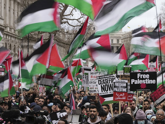 The largest Muslim community in Britain is removing Palestinian flags from buildings.