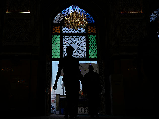 Рамадан в Ираке: молитвы, огненные пляски и показ мод. Фоторепортаж