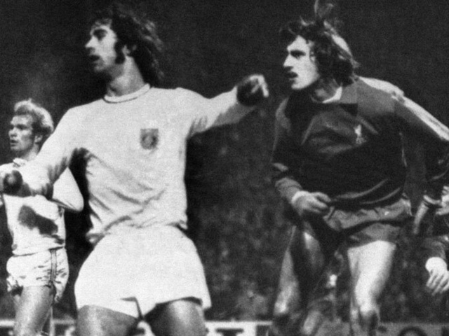 Герд Мюллер (в светлом) и Ларри Ллойд в матче Кубка европейских чемпионов "Бавыария" - "Ливерпуль" в 1971 году