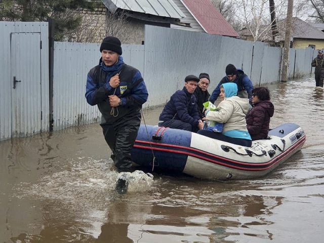 Паводок на Урале признан ЧС федерального характера, власти предлагают запретить продажу спиртного