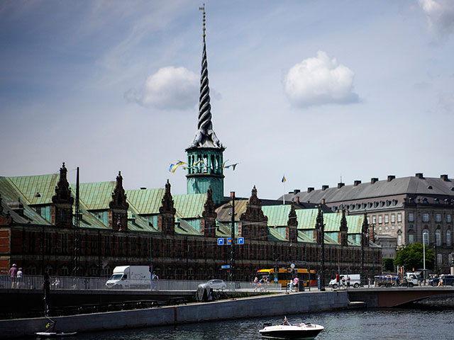 "Наш Нотр-Дам": в Копенгагене сгорело историческое здание биржи