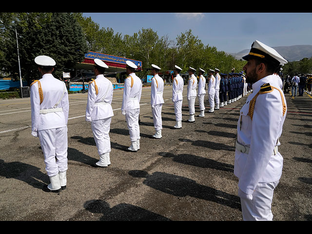 Иран отмечает День армии и готовится к израильскому удару. Фоторепортаж