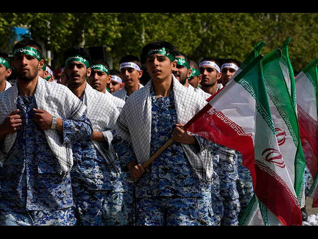 Иран отмечает День армии и готовится к израильскому удару. Фоторепортаж