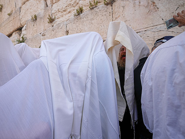 Благословение коэнов у Стены Плача в Иерусалиме. Фоторепортаж военного времени