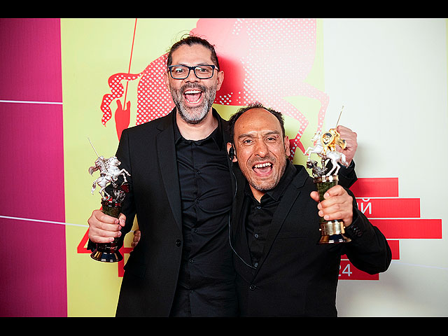 Мексиканский режиссер Мигель Сальгадо (справа) и актер и сценарист Альфредо Мендоса