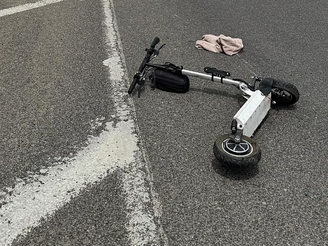 На 4-й трассе мотоцикл сбил подростка на электросамокате