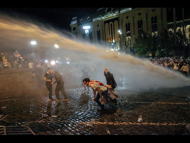 Попытка разгона оппозиционеров в Тбилиси. Фоторепортаж