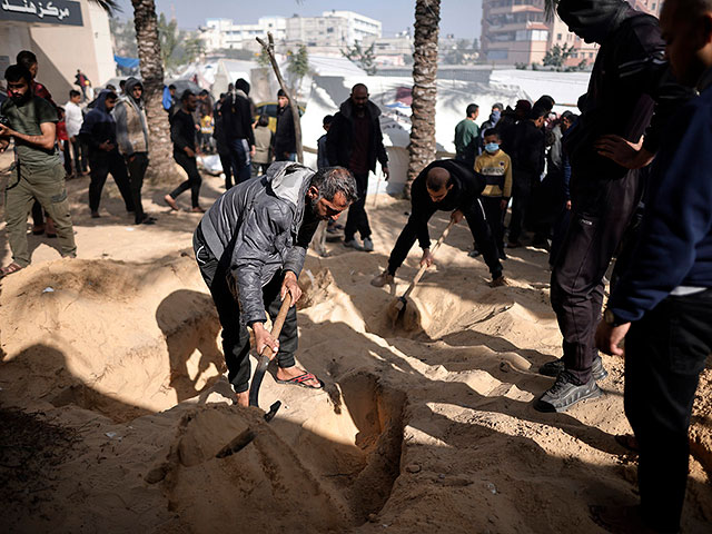 Палестинцы роют могилы, чтобы похоронить своих родственников на территории больницы Насера, Хан-Юнис, 22 января 2024 года