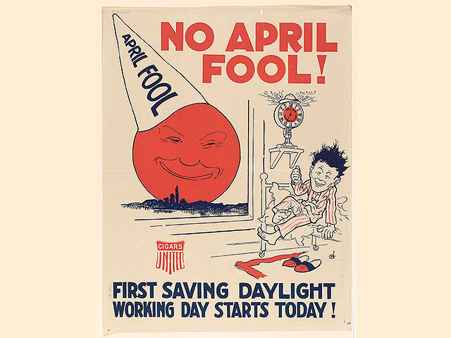 Плакат, выпущенный компанией United Cigar Stores Company в США в целях пропаганды перехода на летнее время в 1918 году во время Первой мировой войны.  «Нет первоапрельской шутки! Первый рабочий день по переходу на летнее время начинается сегодня!»