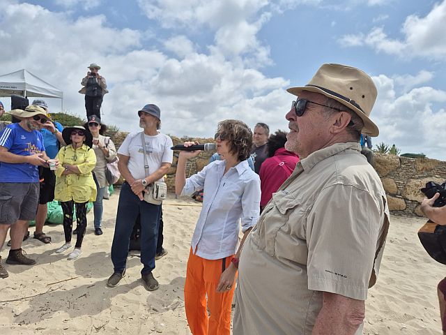 200 волонтеров отозвались на приглашение Андрея Макаревича убрать мусор на "черепашьем" пляже