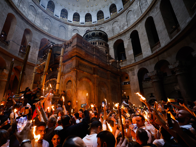 В храме Гроба Господня в Иерусалиме прошла церемония освящения Благодатного огня