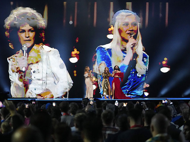 Шарлотта Перрелли, Карола и Кончита Вурст исполняют песню группы ABBA во время финала "Евровидения-2024"