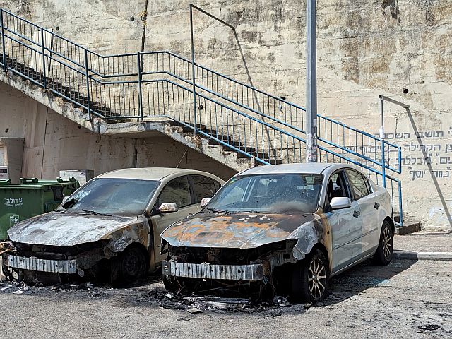 Пожар в Хайфе, сгорели автомобили
