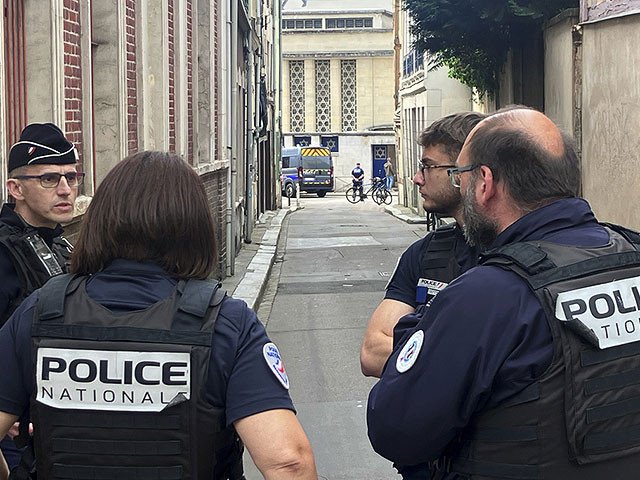 In France, a man with a knife attacked passengers in the subway, there were wounded