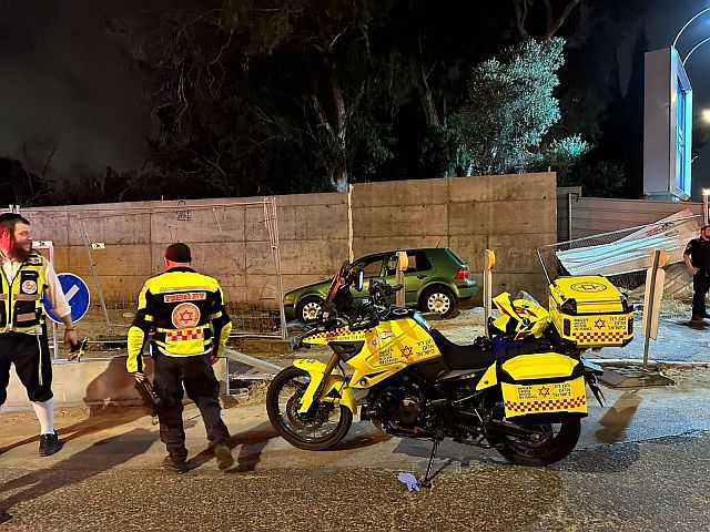 В Рамат-Гане автомобиль сбил двух пешеходов, один из пострадавших в тяжелом состоянии
