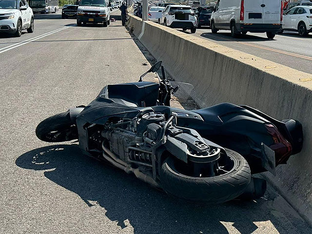 Автомобиль сбил двух мотоциклистов в Хайфе, женщина в тяжелом состоянии