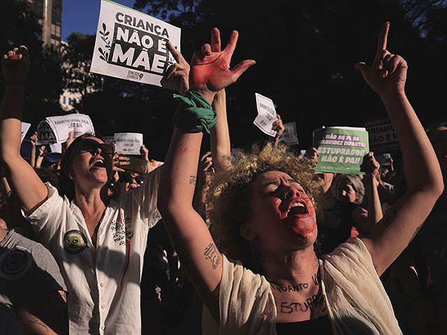 Акции протеста в Бразилии, где могут ужесточить наказания за аборты. Фоторепортаж