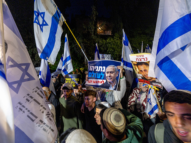 Возле домов Нетаниягу в Иерусалиме и Кейсарии проходят акции протеста