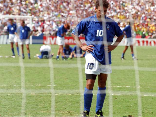 Во время матча Испания - Италия ограбили легендарного Роберто Баджо. Футболист ранен
