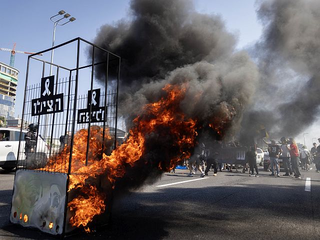Демонстранты перекрыли Аялон-Даром, установив горящую клетку