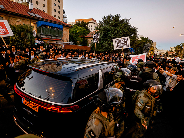 В Иерусалиме толпа "харедим" атаковала автомобиль министра строительства