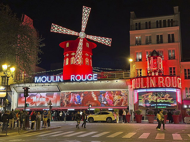 Накануне открытия Олимпиады кабаре Moulin Rouge получило назад красные крылья