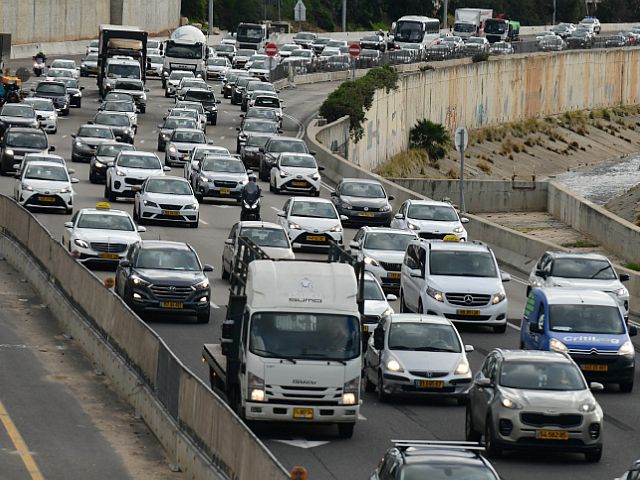 Затор на трассе 4 в районе Явне из-за перевернувшегося грузовика