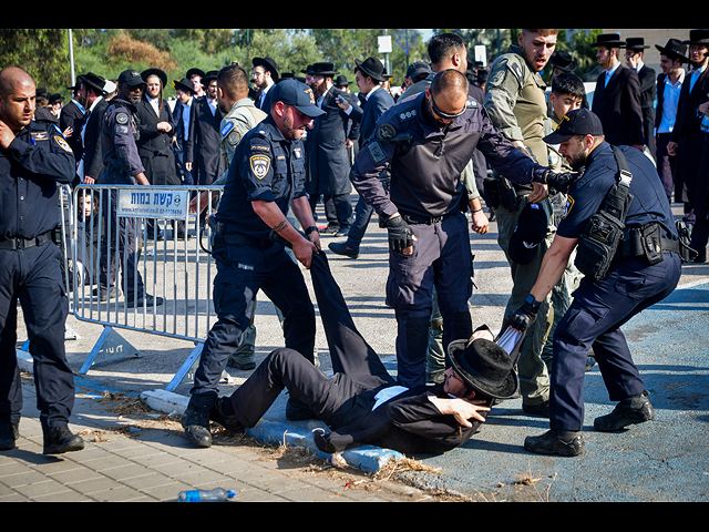 Протест харедим в Тель а-Шомере против призыва в ЦАХАЛ. Фоторепортаж