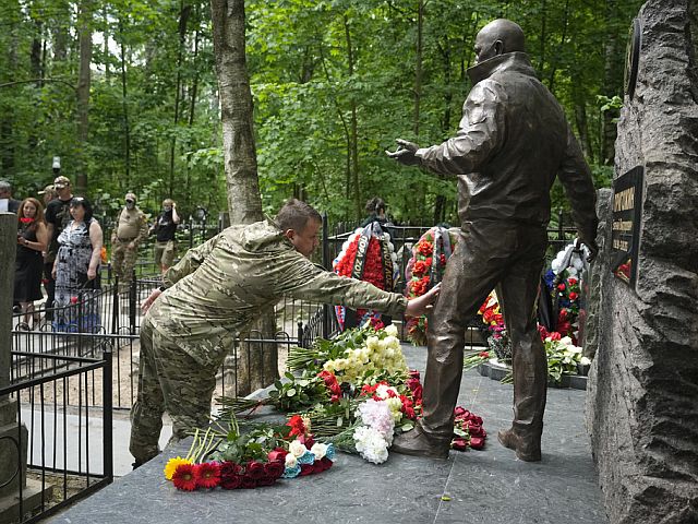 Могила Евгения Пригожина на Пороховском кладбище в Санкт-Петербурге