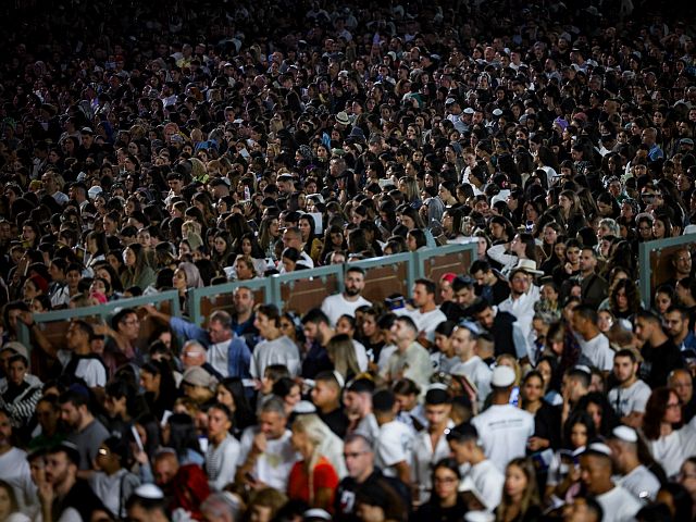 Тысячи евреев молились у Стены Плача о возвращении заложников из плена. Фоторепортаж