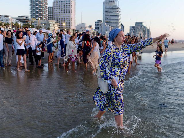 "Выбросить грехи в пучину морскую": Ташлих в Тель-Авиве во время войны