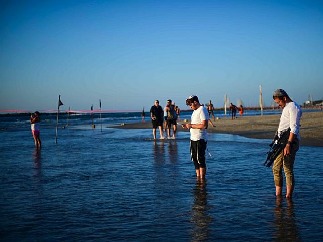 "Выбросить грехи в пучину морскую": Ташлих в Тель-Авиве во время войны