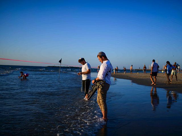 "Выбросить грехи в пучину морскую": Ташлих в Тель-Авиве во время войны