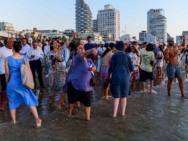 "Выбросить грехи в пучину морскую": Ташлих в Тель-Авиве во время войны