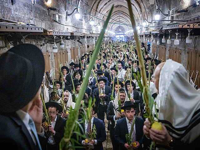 Массовая молитва у Стены Плача накануне завершения праздника Суккот. Фоторепортаж