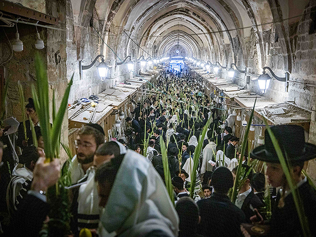 Массовая молитва у Стены Плача накануне завершения праздника Суккот. Фоторепортаж