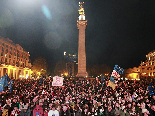 В Тбилиси проходит митинг оппозиции против итогов парламентских выборов