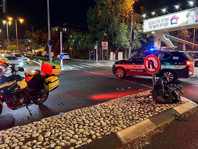 В Хайфе автомобиль сбил электровелосипед, пожилой мужчина в тяжелом состоянии