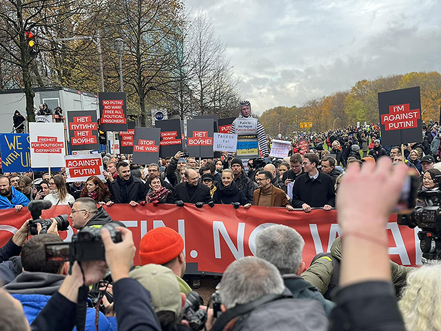 "Нет войне, нет Путину": в Берлине проходит марш российской оппозиции