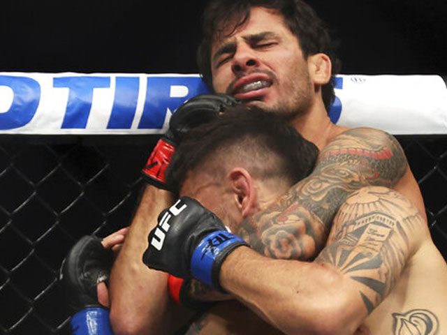 UFC. Пантожа "удушил" Асакуру. Ган победил Волкова