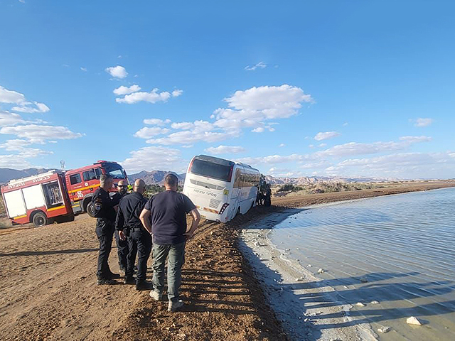 Школьный экскурсионный автобус увяз в песке на побережье Эйлатского залива